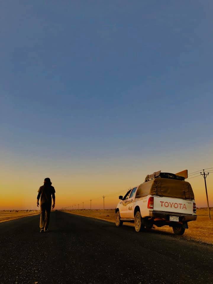 Santiago Tejedor y una camioneta Toyota en carretera en el desierto